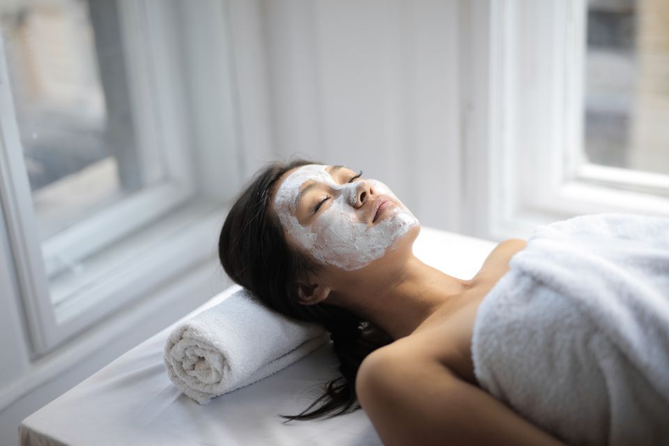 Maschera viso in una stanza luminosa